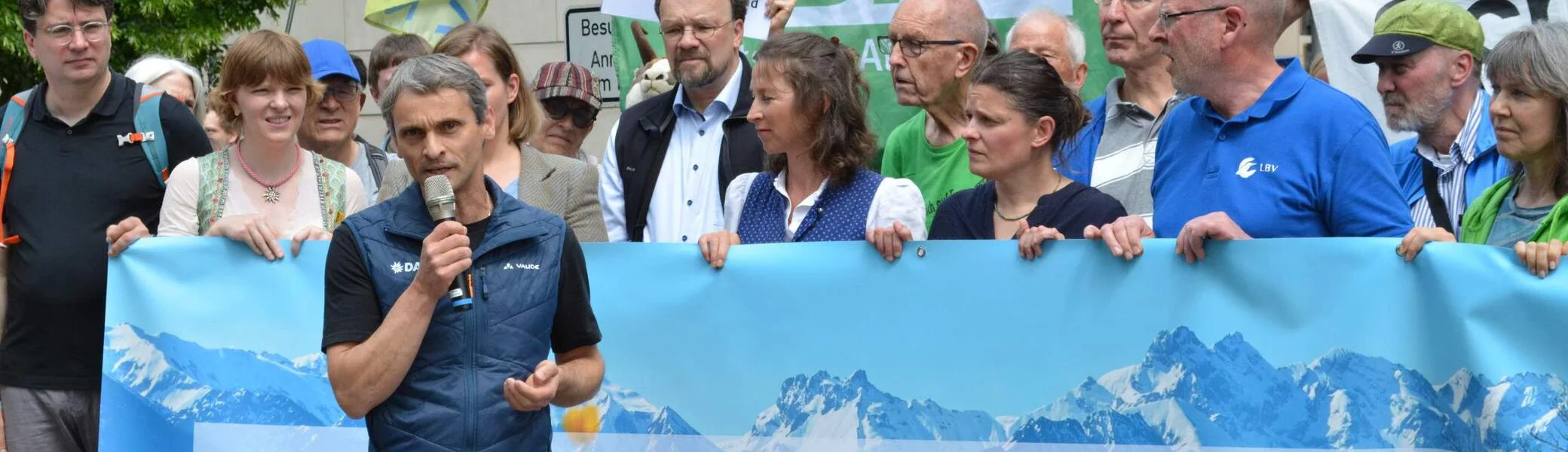 Ressortleiter Naturschutz & Kartografie Steffen Reich auf der Kundgebung des Petitionsbündnis vor der Staatskanzlei in München | © DAV/Johanna Felber