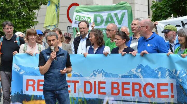 Ressortleiter Naturschutz & Kartografie Steffen Reich auf der Kundgebung des Petitionsbündnis vor der Staatskanzlei in München | © DAV/Johanna Felber