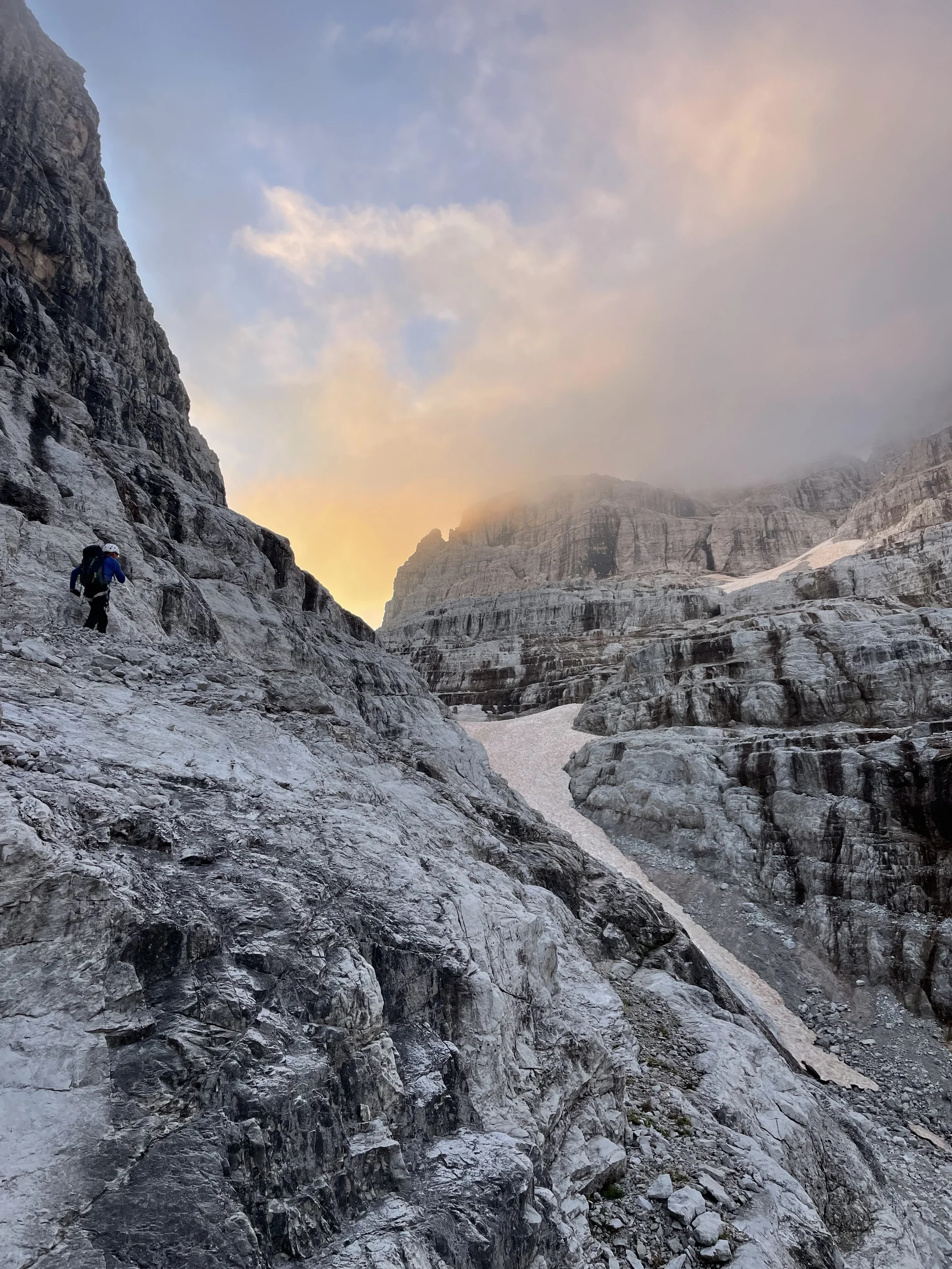 Erste Sonnenstrahlen an der Tuckettscharte | © Dustin Rottmann / DAV Mainz