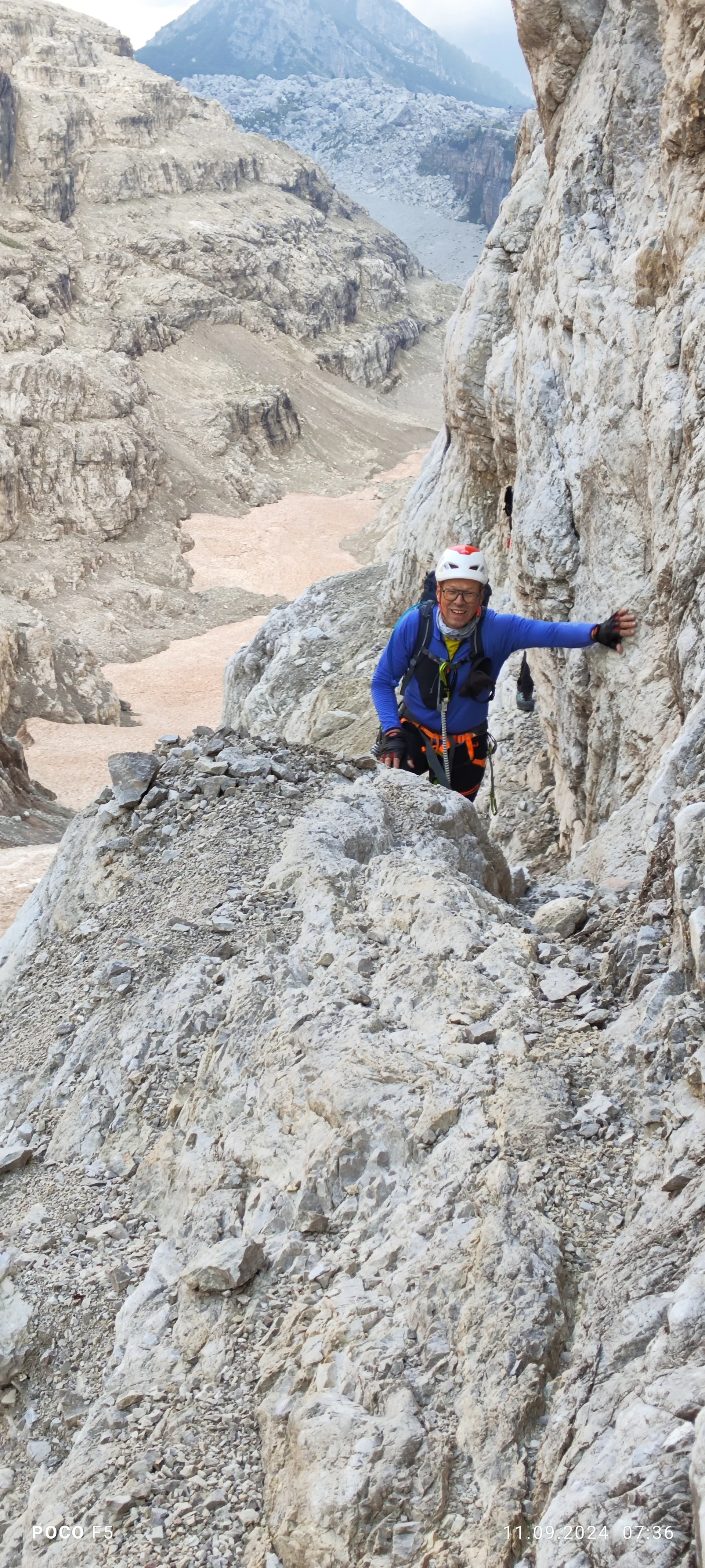 Unser stets gut gelaunter Tourenleiter Oliver im Aufstieg zur Tuckett-Scharte | © Erika Chaari  / DAV Mainz