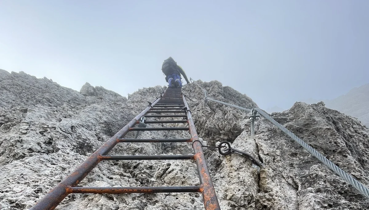 Sentiero Bocchette Alte - aufwärts über eine steile lange Leiter | © Dustin Rottmann / DAV Mainz