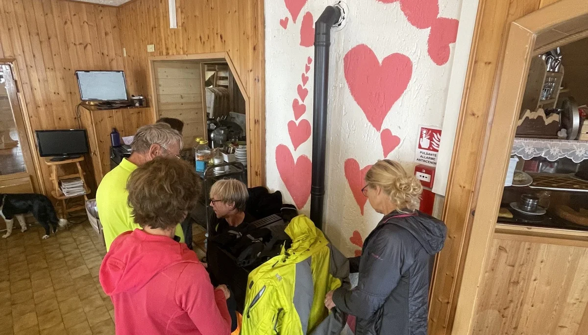 Aufwärmen und Trocknen im Rifugio Tosa e Pedrotti | © Dustin Rottmann / DAV Mainz
