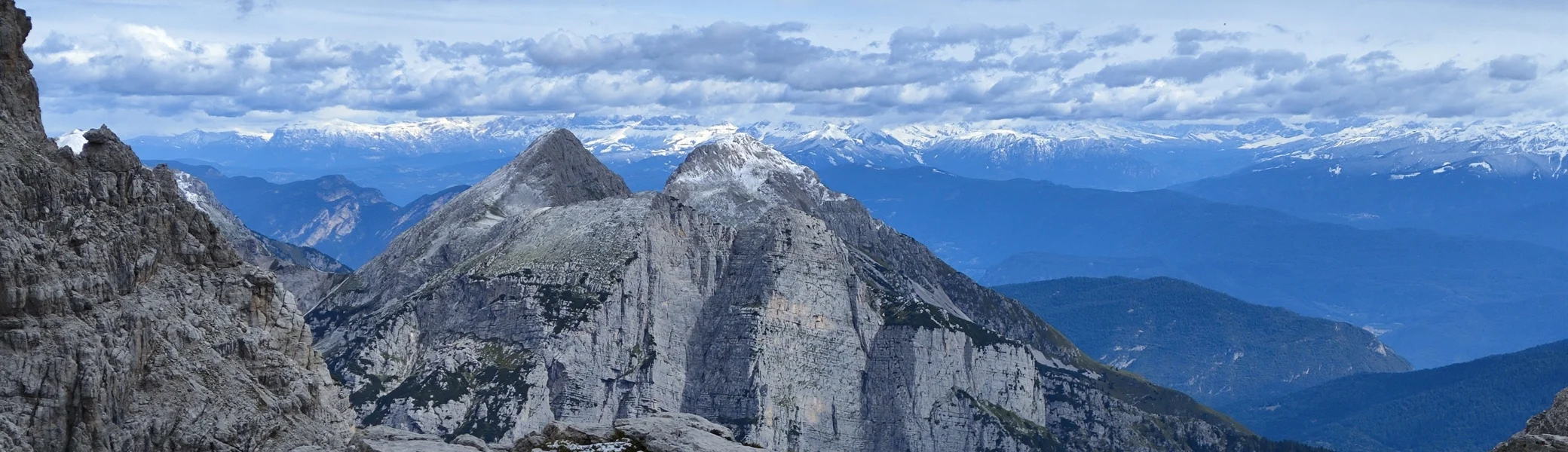 Aussicht auf schneebedeckte Gipfel | © Erika Chaari  / DAV Mainz