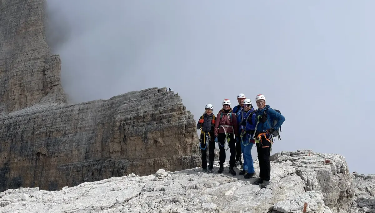 Gruppenbild (mit Blick auf den mittleren Abschnitt des Sentiero Bocchette Alte) | © Oliver Bischof / DAV Mainz