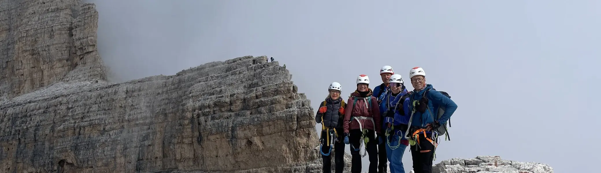 Gruppenbild (mit Blick auf den mittleren Abschnitt des Sentiero Bocchette Alte) | © Oliver Bischof / DAV Mainz