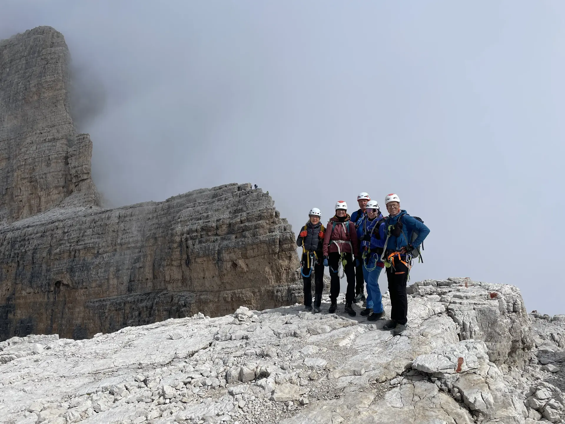 Gruppenbild (mit Blick auf den mittleren Abschnitt des Sentiero Bocchette Alte) | © Oliver Bischof / DAV Mainz