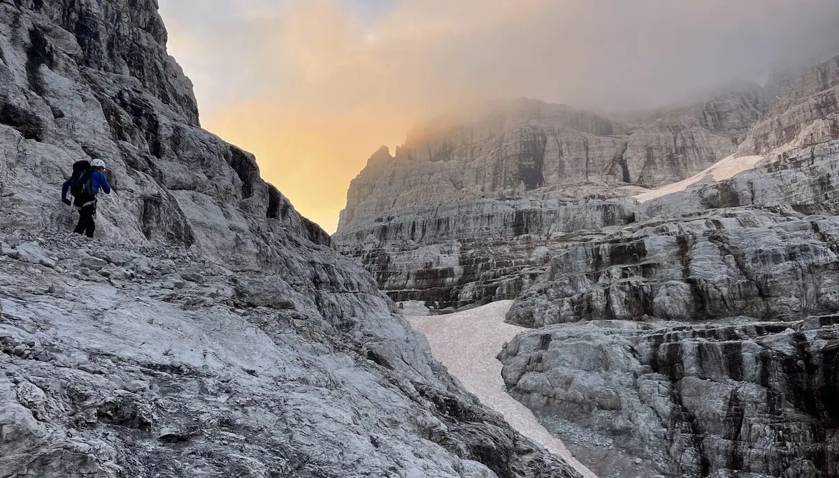 Erste Sonnenstrahlen an der Tuckettscharte | © Dustin Rottmann / DAV Mainz