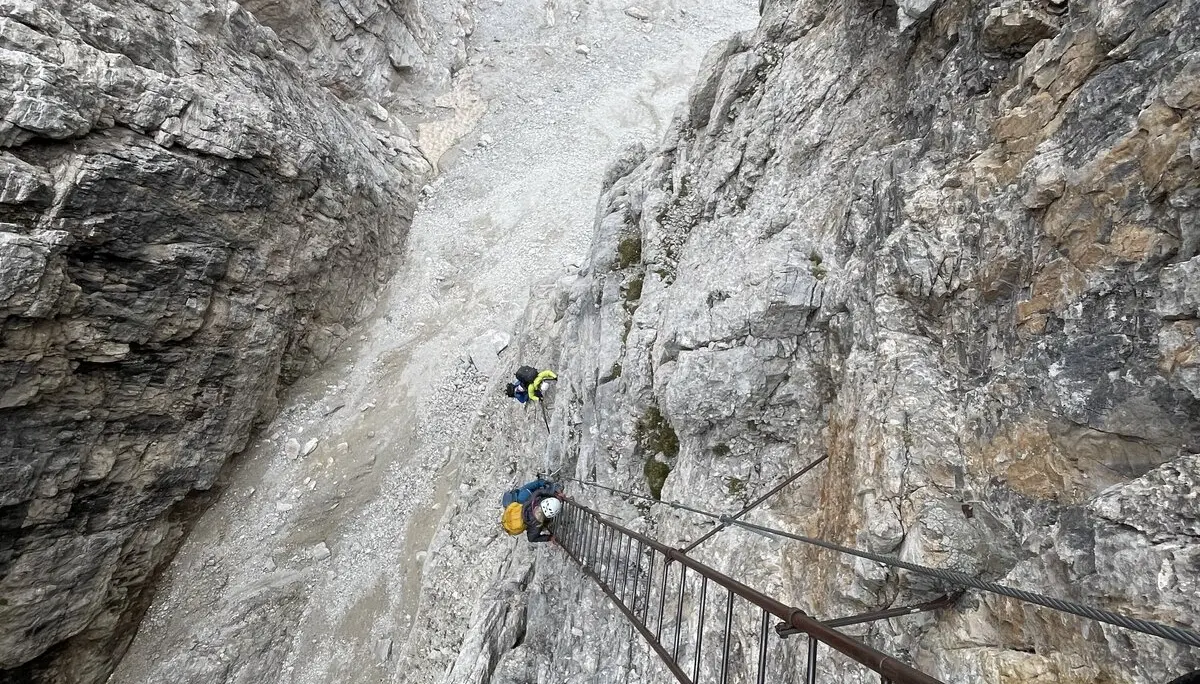Sentiero Bocchette Alte - ca. 200 Höhenmeter Abstieg über ein steiles Leiternsystem | © Dustin Rottmann / DAV Mainz