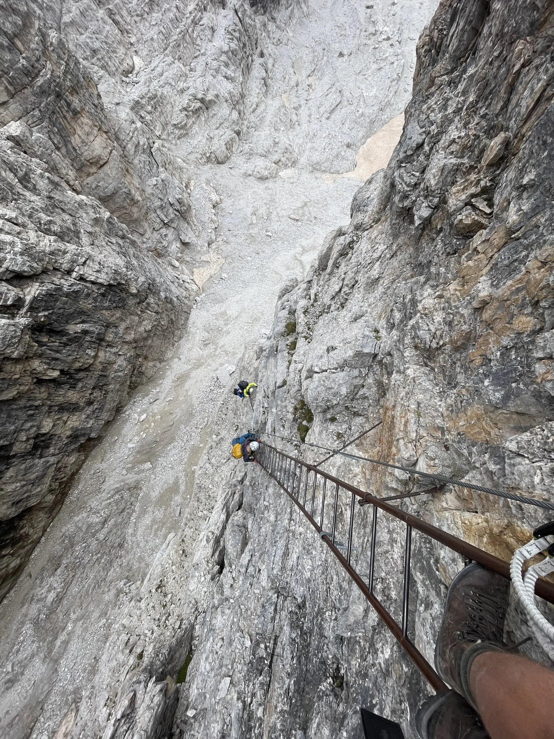 Sentiero Bocchette Alte - ca. 200 Höhenmeter Abstieg über ein steiles Leiternsystem | © Dustin Rottmann / DAV Mainz