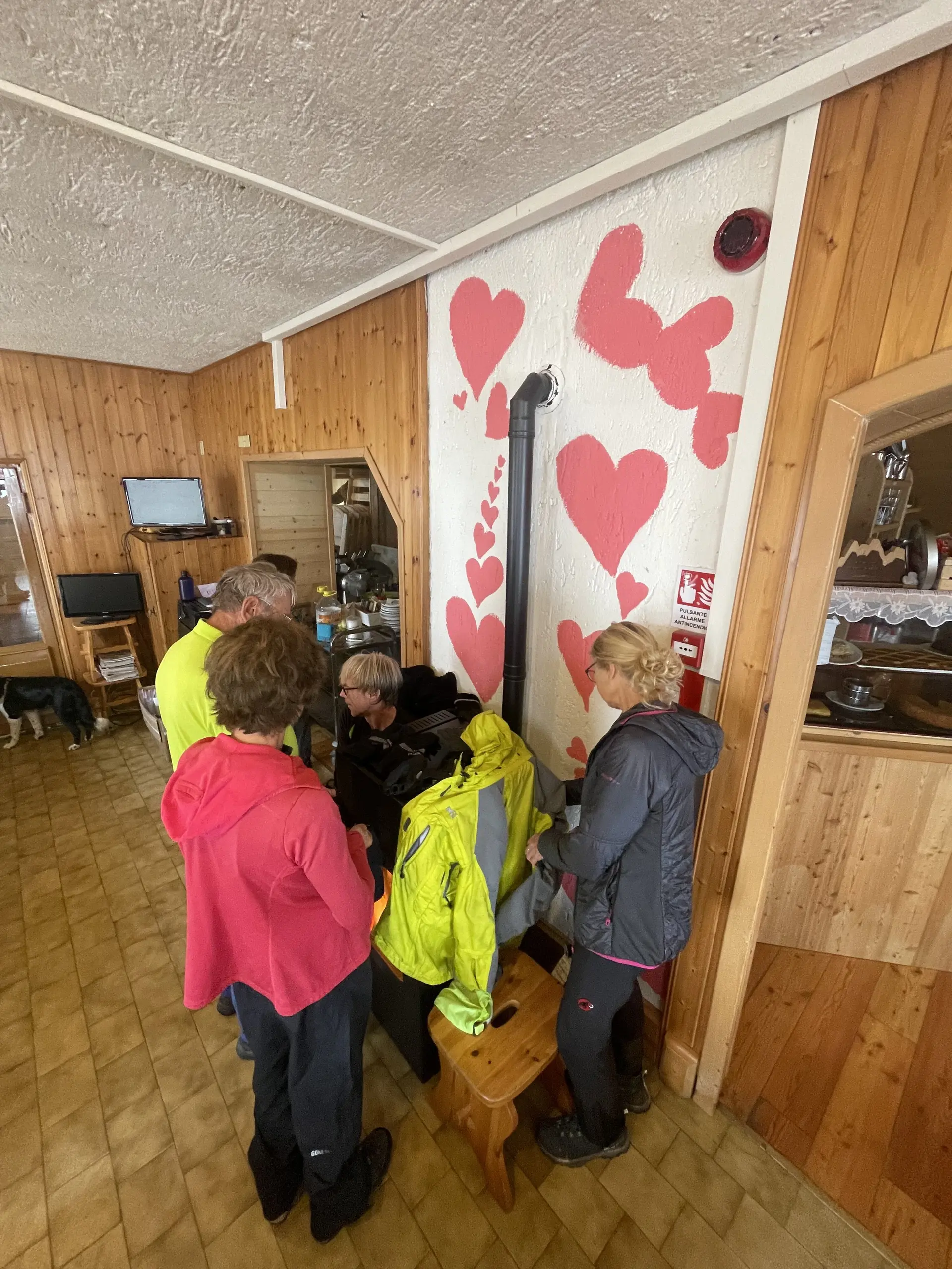 Aufwärmen und Trocknen im Rifugio Tosa e Pedrotti | © Dustin Rottmann / DAV Mainz