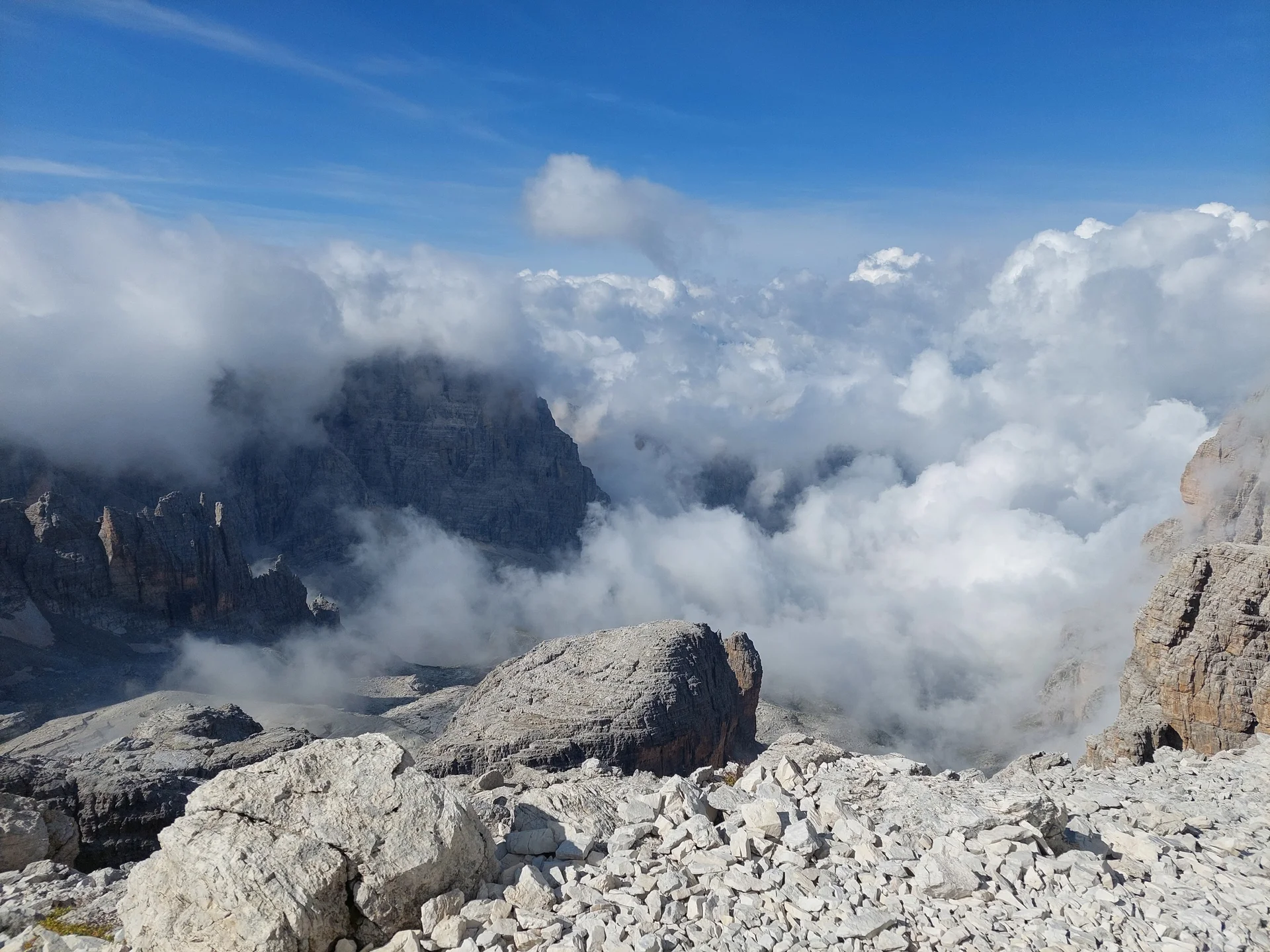Sentiero Bocchette Alte - tolle Aussichten vom Pausenplatz | © Hans Zens / DAV Mainz