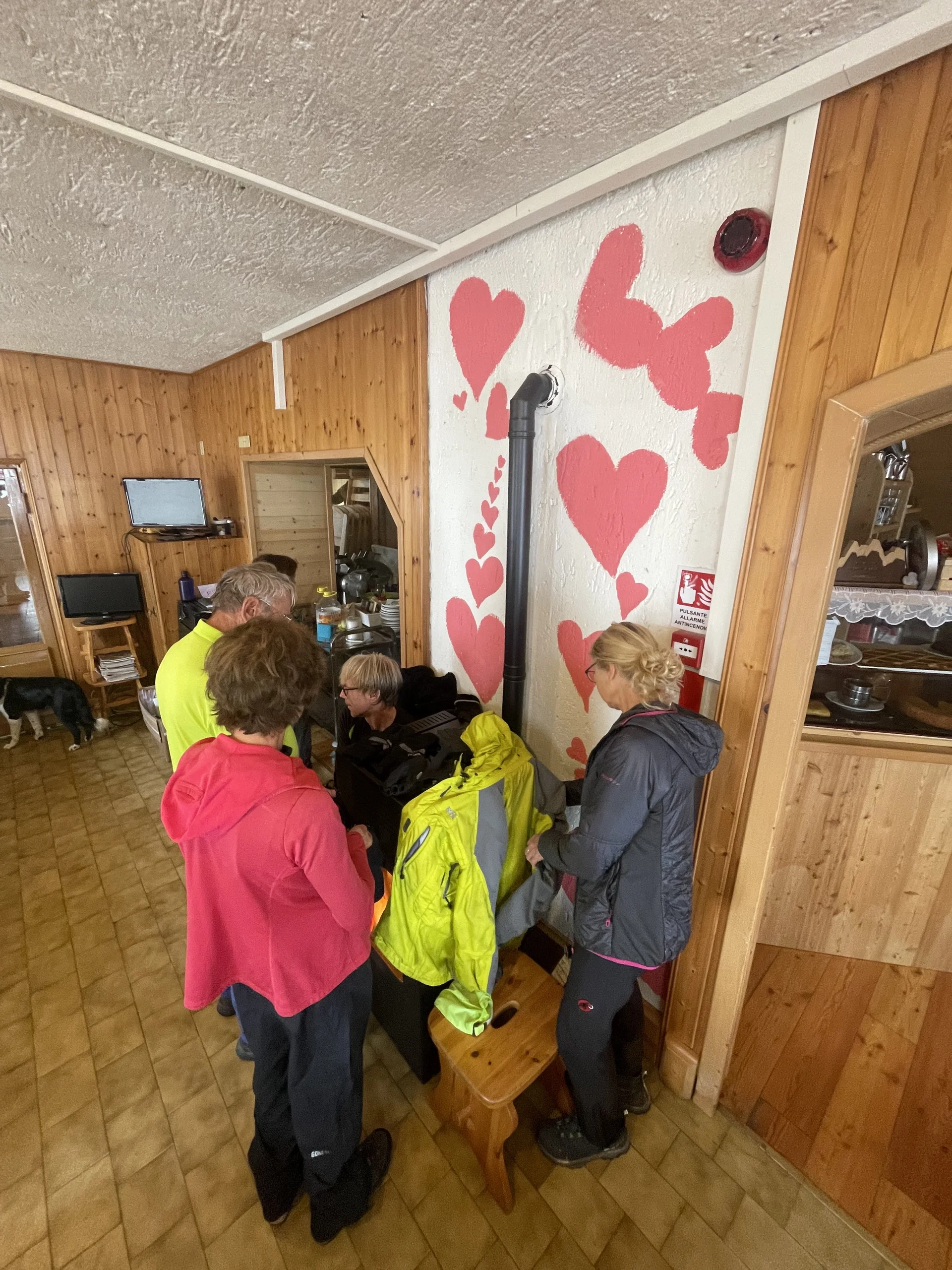 Aufwärmen und Trocknen im Rifugio Tosa e Pedrotti | © Dustin Rottmann / DAV Mainz
