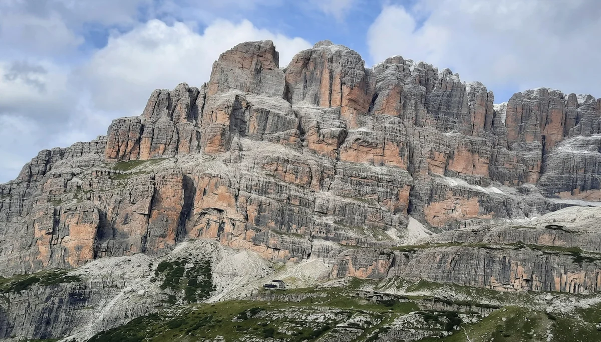 Rückblick auf Rifugio Brentei und die mächtige Wand der Cima Tosa | © Oliver Bischof / DAV Mainz