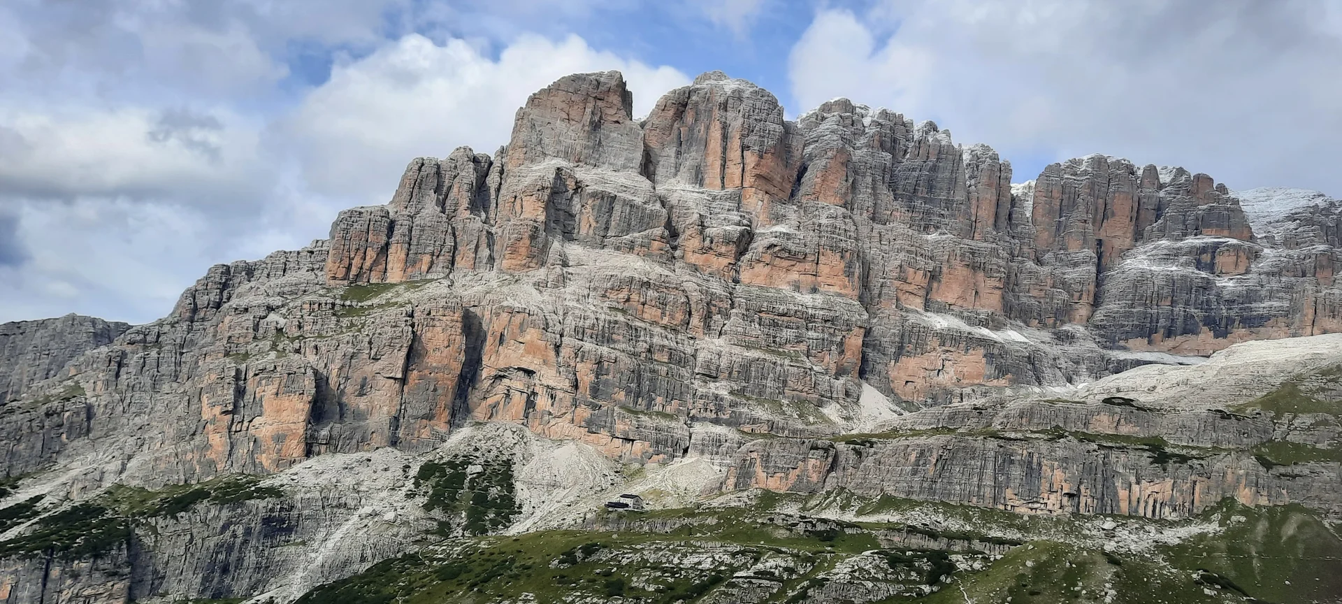 Rückblick auf Rifugio Brentei und die mächtige Wand der Cima Tosa | © Oliver Bischof / DAV Mainz