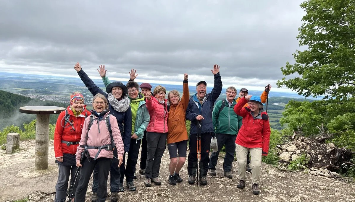 Alle Teilnehmenden der Wandergruppe stehen an einem Aussichtspunkt | © Claudia Endriss