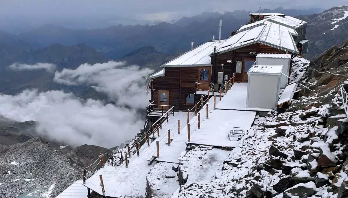 Gnifetti Hütte im Neuschnee | © DAV Mainz / Tourengruppe Monte Emilius und Monte Rosa (17.-23.08.2025)