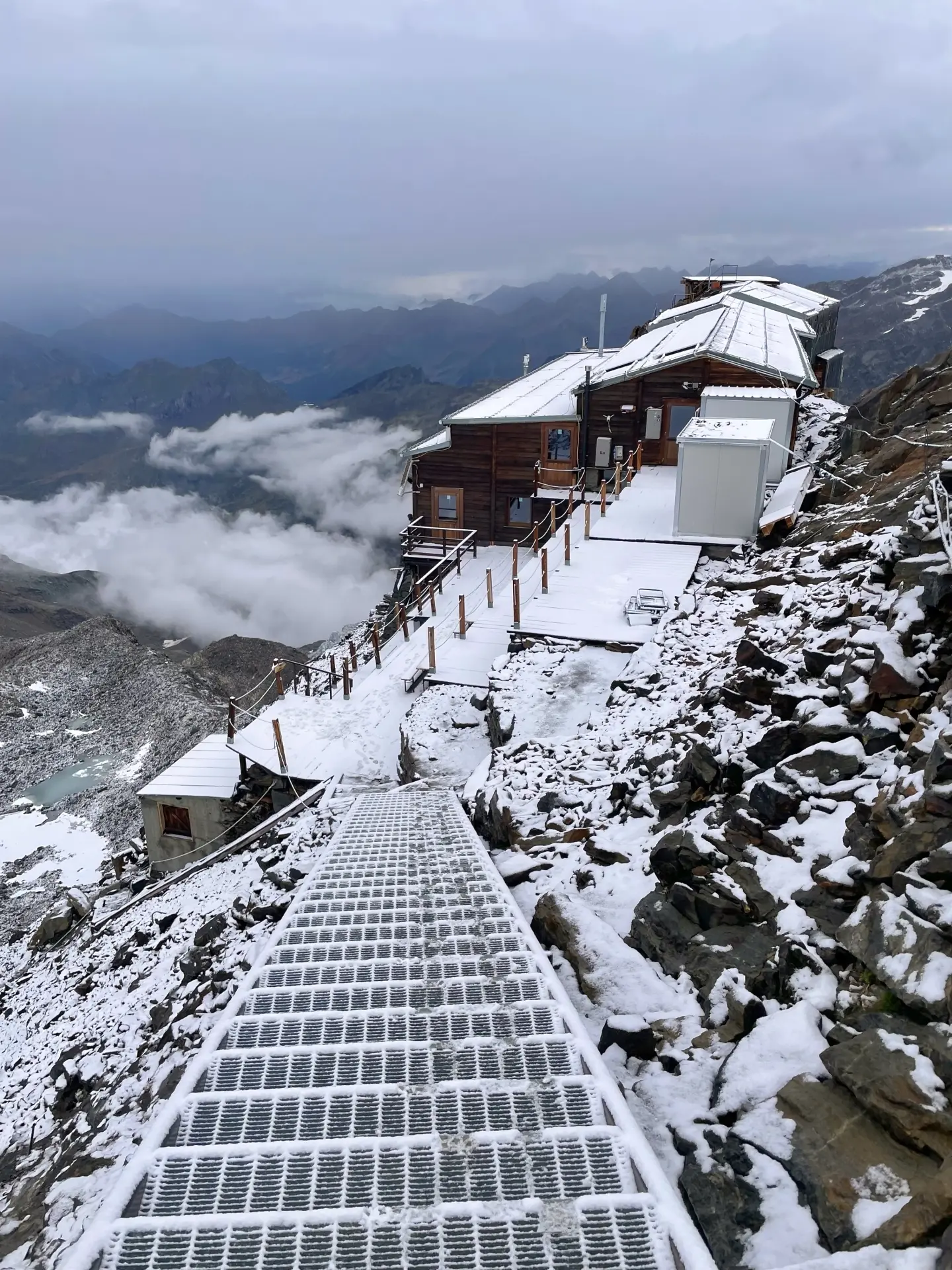 Gnifetti Hütte im Neuschnee | © DAV Mainz / Tourengruppe Monte Emilius und Monte Rosa (17.-23.08.2025)