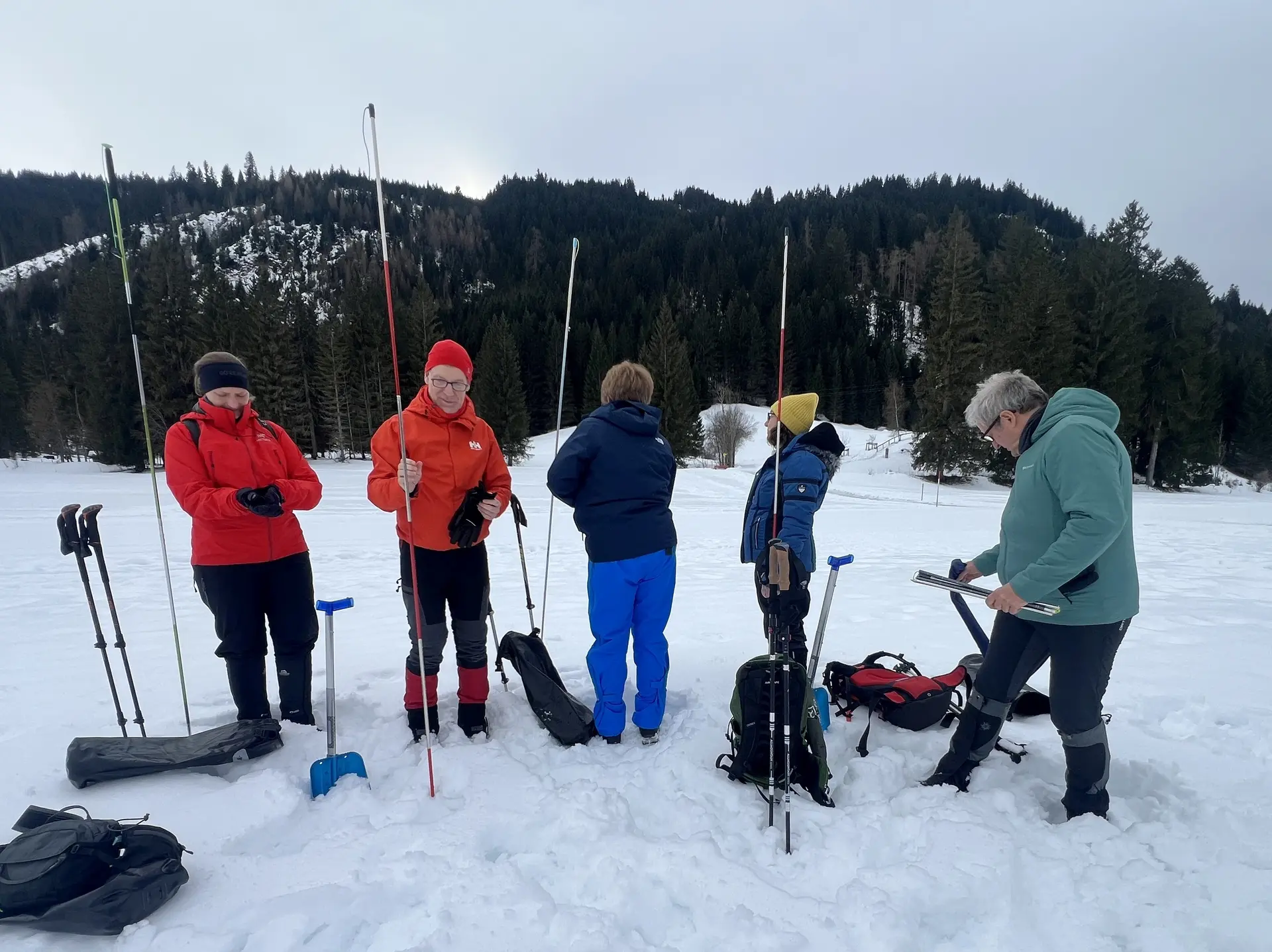 LVS-Übung - Vorbereitung der Ausrüstung | © DAV Mainz / Tourengruppe Schneeschuhtouren im Tannheimer Tal (04.-08.02.2026)