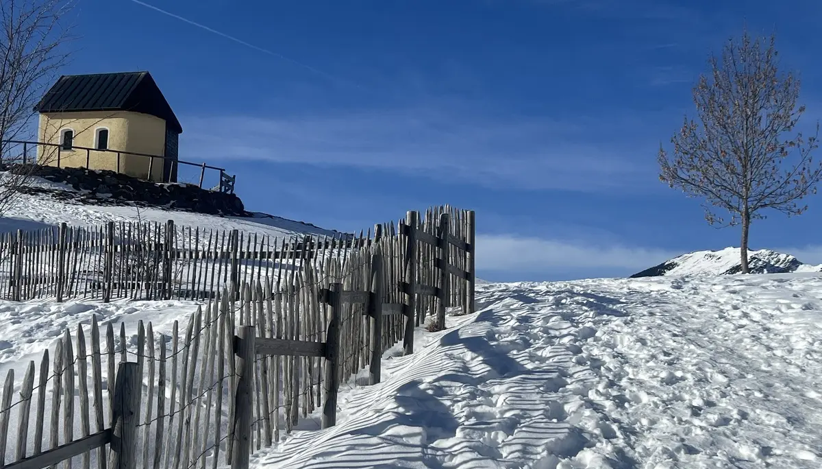 Kapelle im Schnee | © DAV Mainz / Tourengruppe Schneeschuhtouren im Tannheimer Tal (04.-08.02.2026)