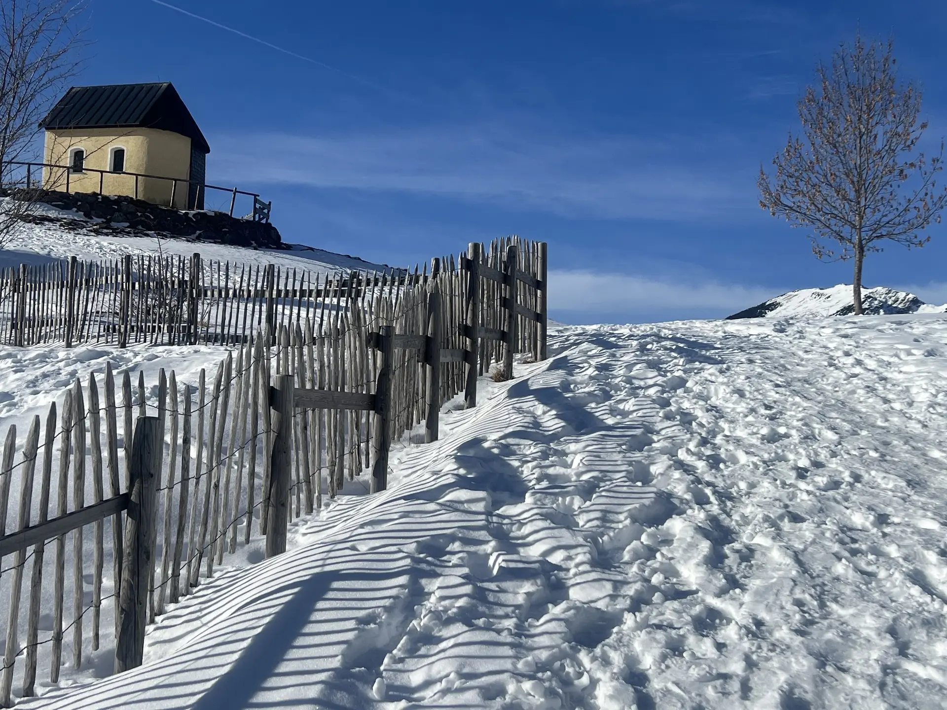 Kapelle im Schnee | © DAV Mainz / Tourengruppe Schneeschuhtouren im Tannheimer Tal (04.-08.02.2026)