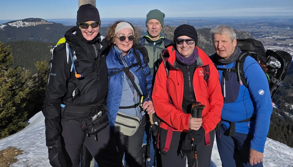 Auf dem Gipfel des Schönkahler (im Hintergrund das grüne bayerische Alpenvorland) | © DAV Mainz / Tourengruppe Schneeschuhtouren im Tannheimer Tal (04.-08.02.2026)