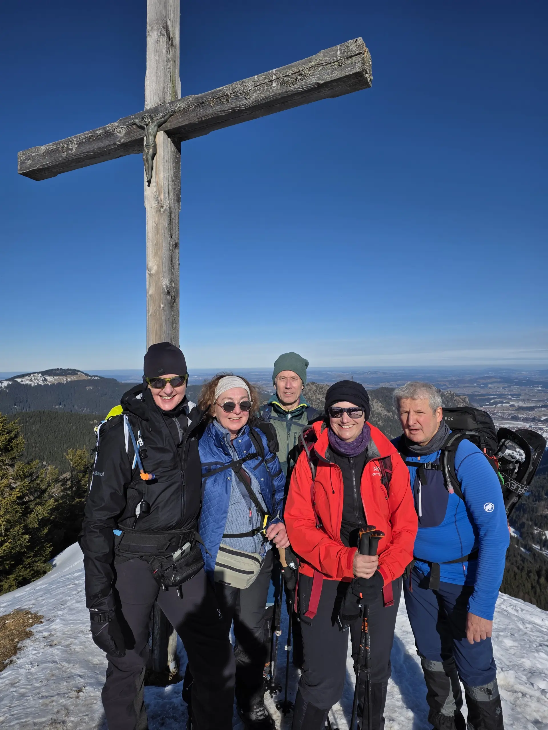 Auf dem Gipfel des Schönkahler (im Hintergrund das grüne bayerische Alpenvorland) | © DAV Mainz / Tourengruppe Schneeschuhtouren im Tannheimer Tal (04.-08.02.2026)