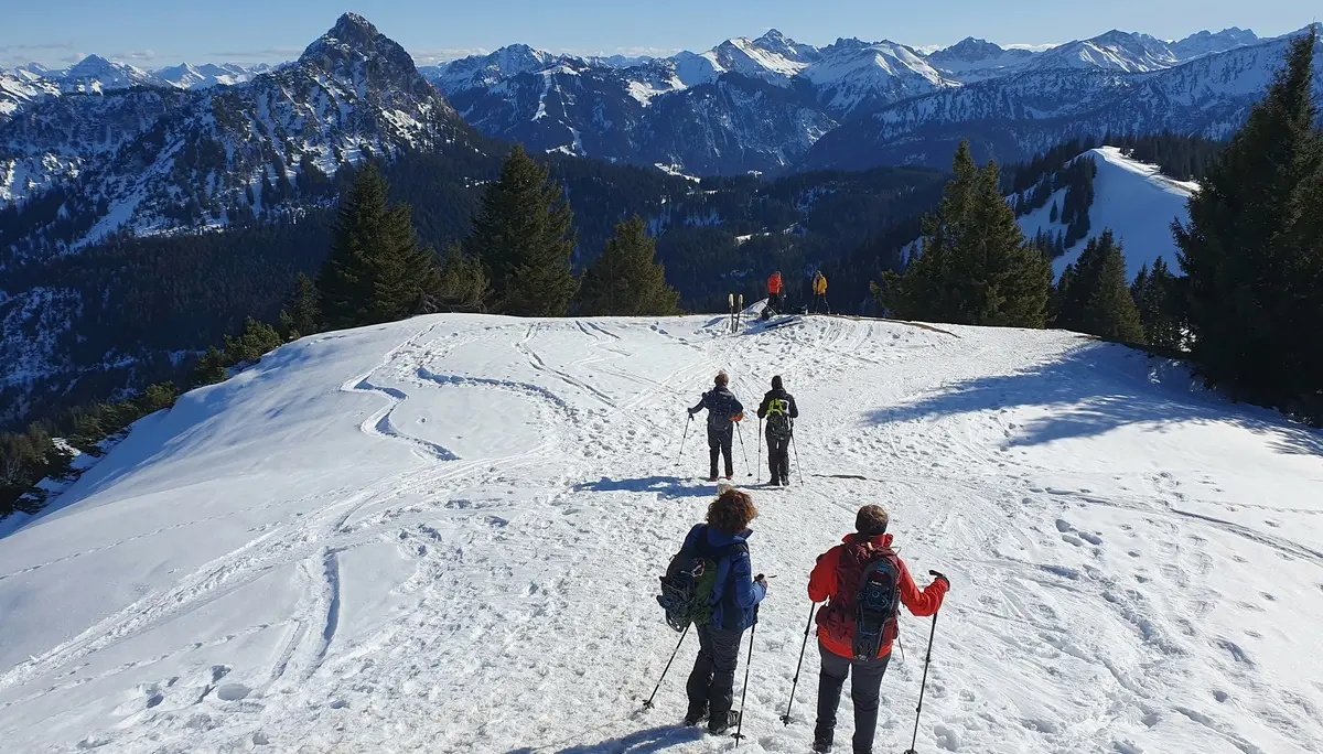 Abstieg vom Schönkahler | © DAV Mainz / Tourengruppe Schneeschuhtouren im Tannheimer Tal (04.-08.02.2026)