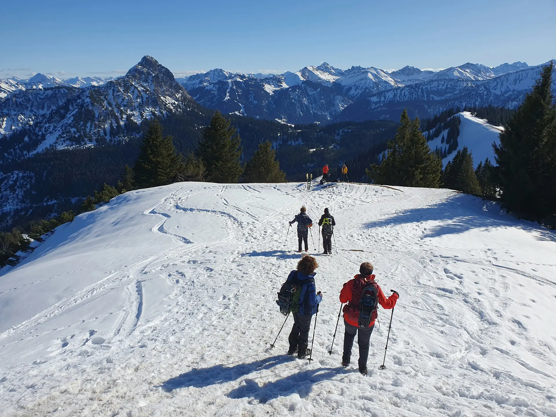 Abstieg vom Schönkahler | © DAV Mainz / Tourengruppe Schneeschuhtouren im Tannheimer Tal (04.-08.02.2026)