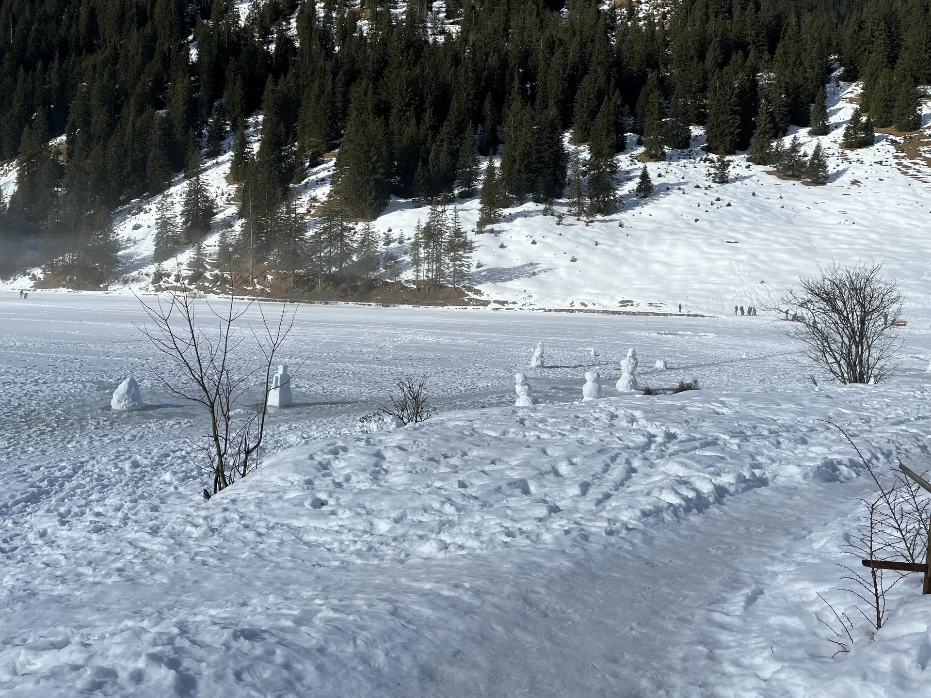 Vilsalpsee - Schneemann-Parade | © DAV Mainz / Tourengruppe Schneeschuhtouren im Tannheimer Tal (04.-08.02.2026)