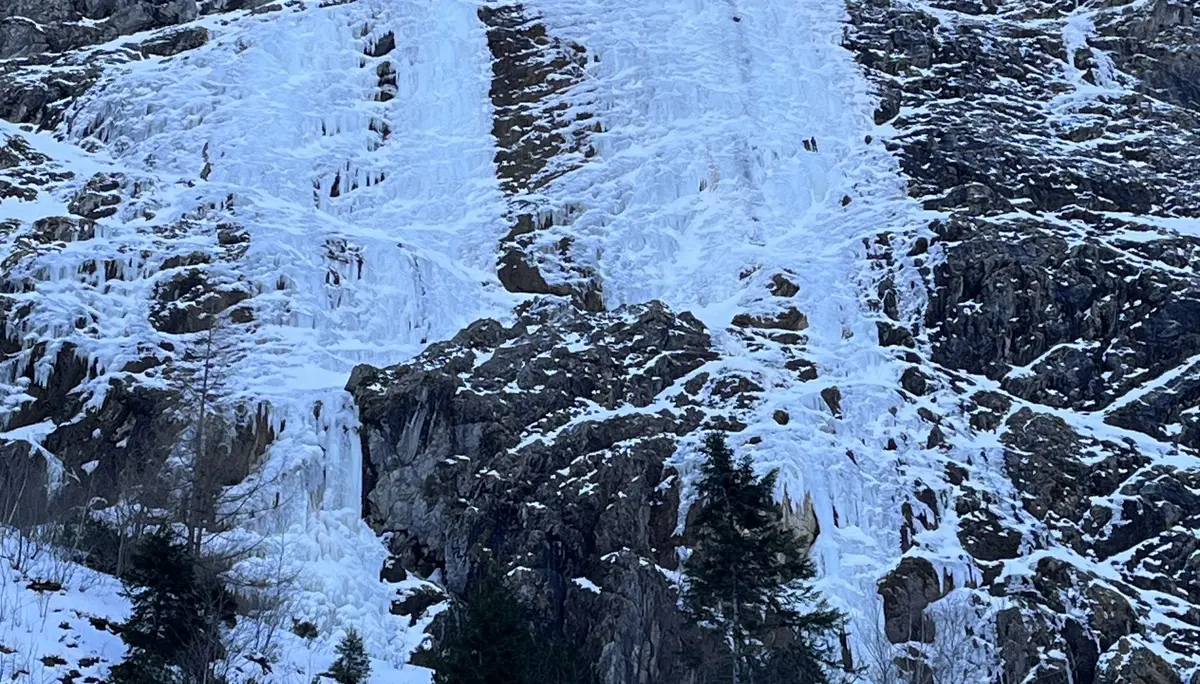 Gefrorerener Wasserfall in der Nähe des Vilsalpsee | © DAV Mainz / Tourengruppe Schneeschuhtouren im Tannheimer Tal (04.-08.02.2026)