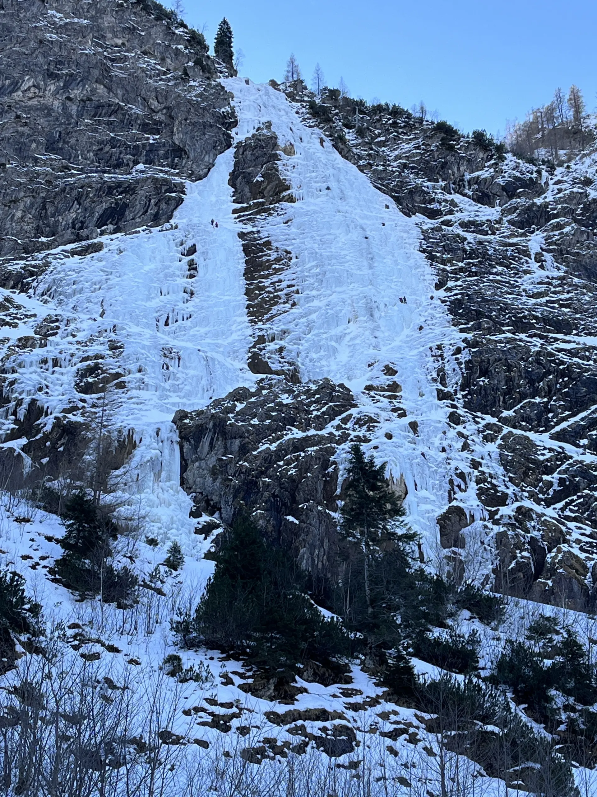 Gefrorerener Wasserfall in der Nähe des Vilsalpsee | © DAV Mainz / Tourengruppe Schneeschuhtouren im Tannheimer Tal (04.-08.02.2026)