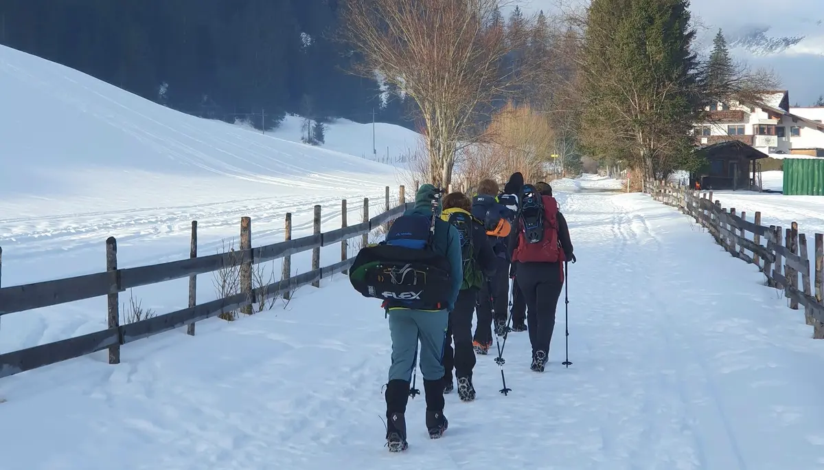 Start mit Grödeln | © DAV Mainz / Tourengruppe Schneeschuhtouren im Tannheimer Tal (04.-08.02.2026)