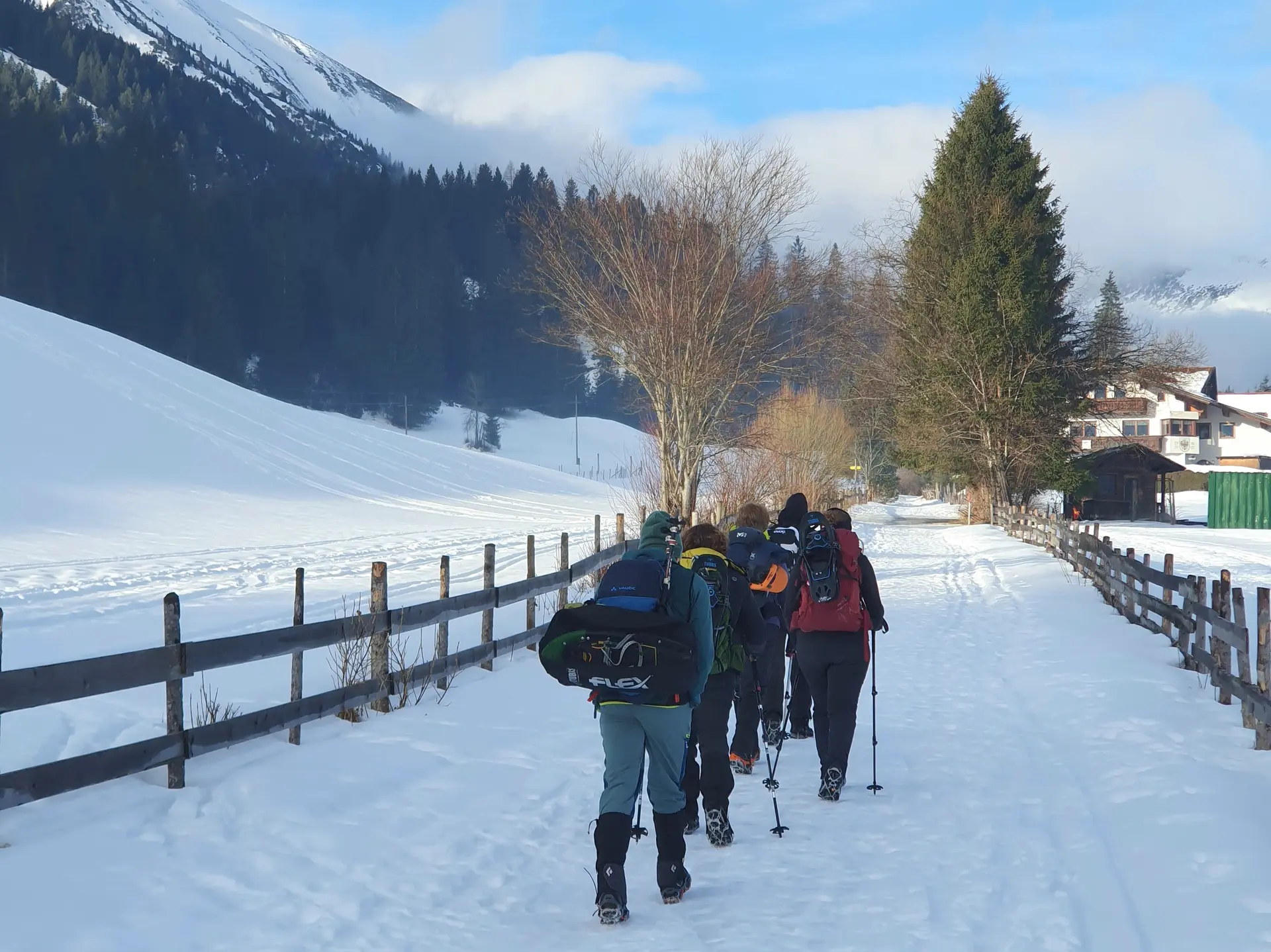 Start mit Grödeln | © DAV Mainz / Tourengruppe Schneeschuhtouren im Tannheimer Tal (04.-08.02.2026)