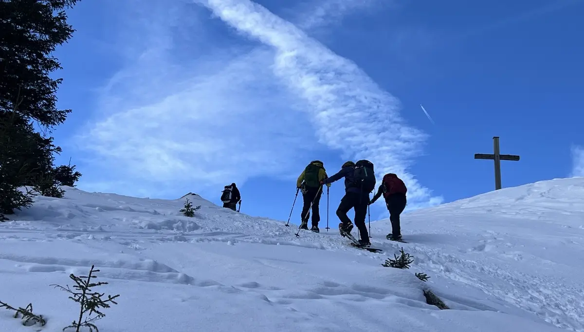 Steil bergauf durchs Älpeletal | © DAV Mainz / Tourengruppe Schneeschuhtouren im Tannheimer Tal (04.-08.02.2026)