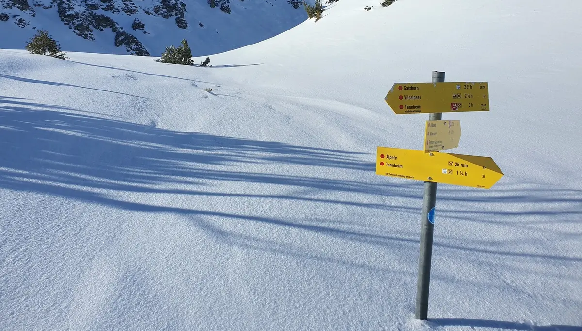 Wegweiser sorgen trotz Neuschnee für Orientierung | © DAV Mainz / Tourengruppe Schneeschuhtouren im Tannheimer Tal (04.-08.02.2026)
