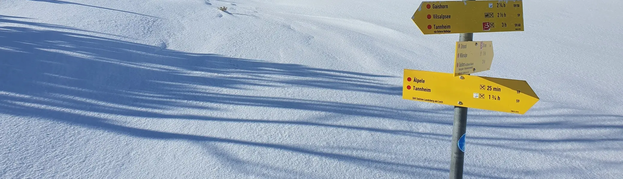 Wegweiser sorgen trotz Neuschnee für Orientierung | © DAV Mainz / Tourengruppe Schneeschuhtouren im Tannheimer Tal (04.-08.02.2026)