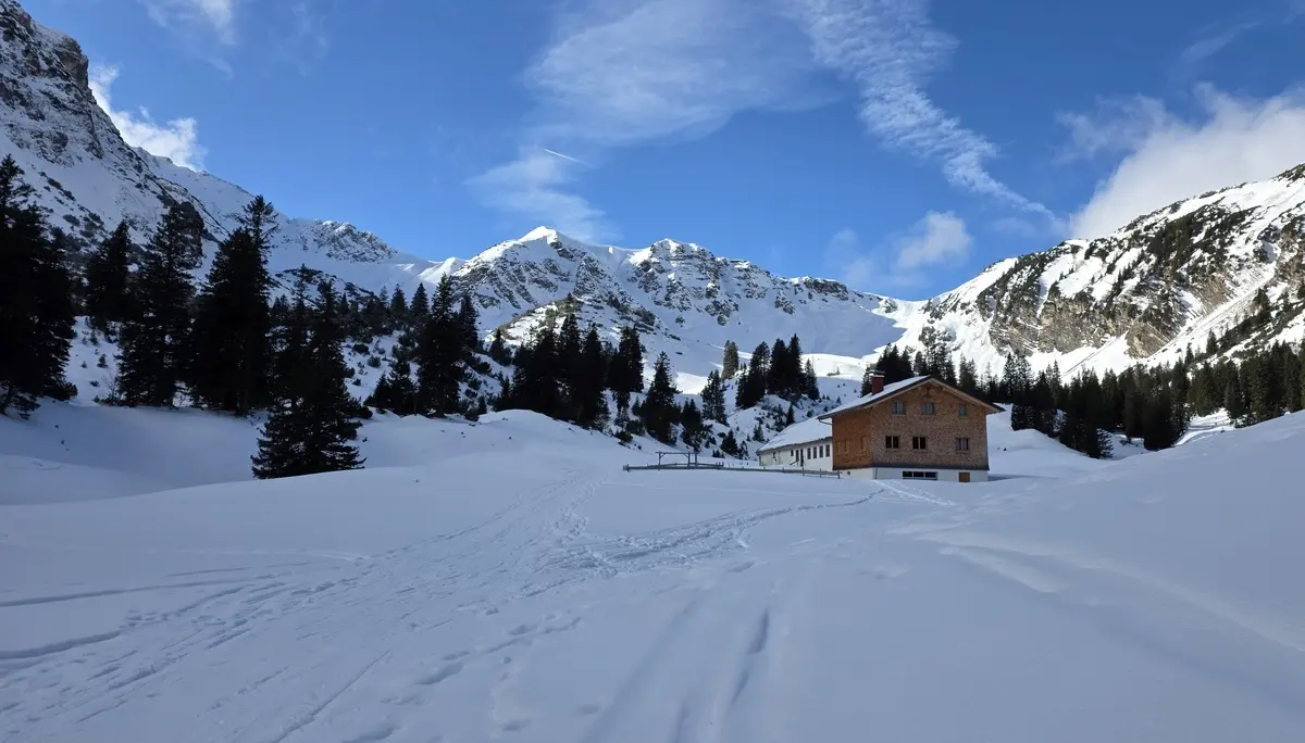 Alpe "Älpele" im Winterschlaf | © DAV Mainz / Tourengruppe Schneeschuhtouren im Tannheimer Tal (04.-08.02.2026)