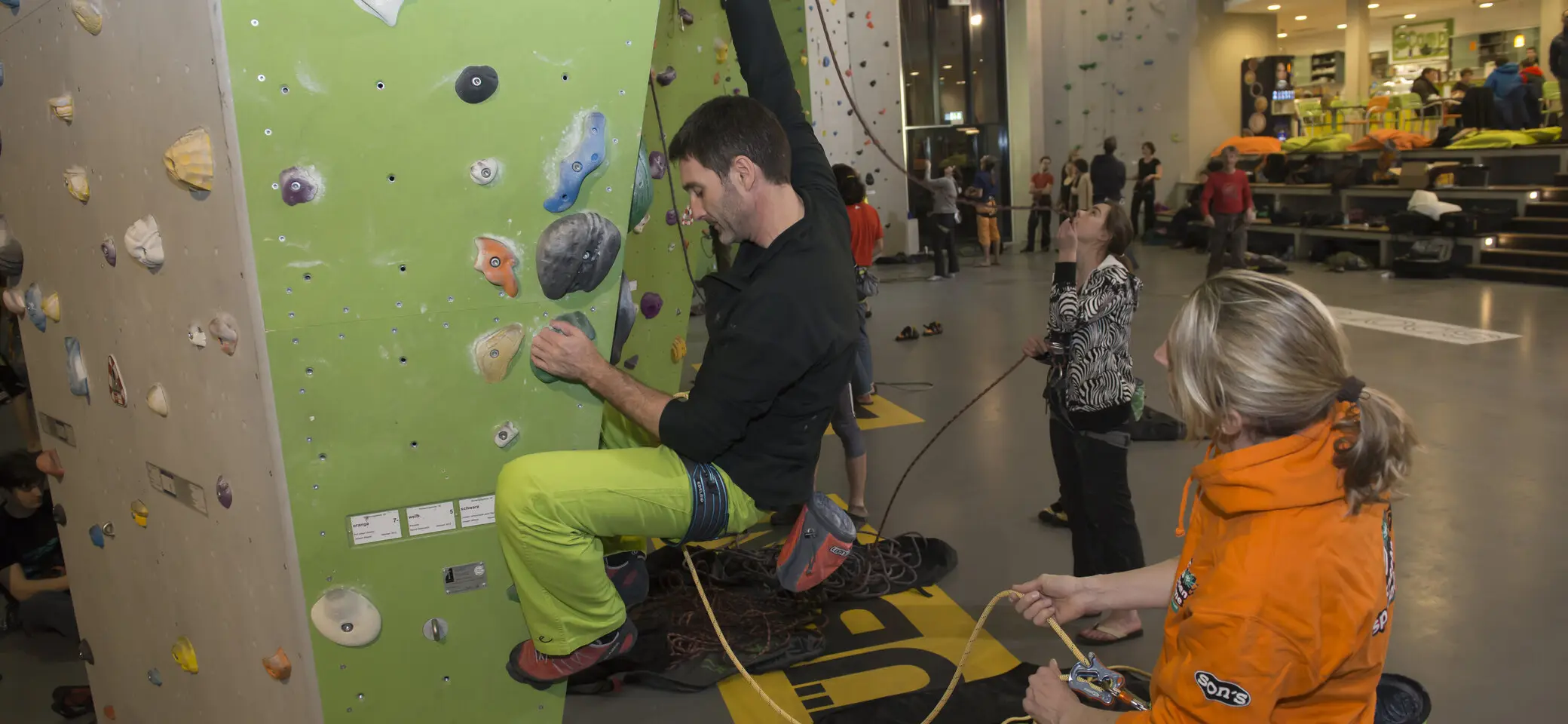 Ein Kletterpaar beim Klettern und Sichern in einer Kletterhalle | © DAV/Thilo Brunner