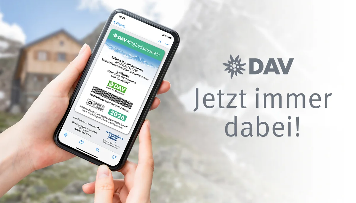 Ein Smartphone mit dem digitalen Mitgliedsausweis im Display | © DAV