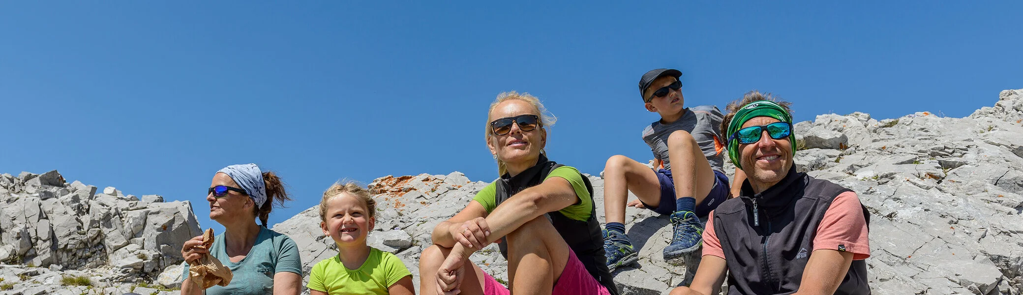 Eine Familie macht Mittagspause auf dem Berg | © DAV / Norbert Freudenthaler