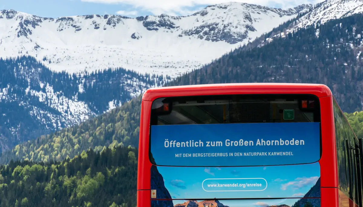 Der Bergsteigerbus – von hinten fotografiert -  fährt in die Alpen | © DAV/Tobias Hipp
